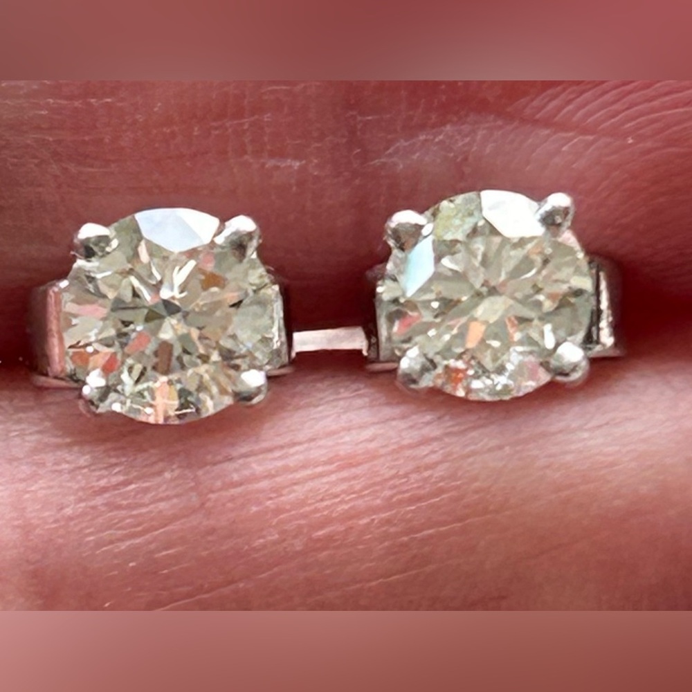 EXQUISITE Diamond earring studs